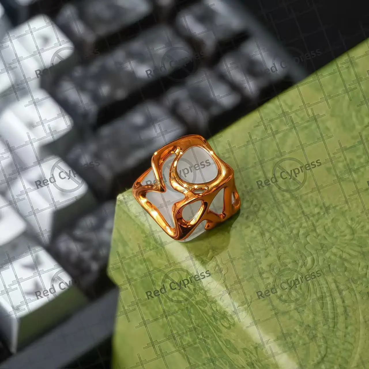 [One Keycap] Hollowed-out, Personalized Gold Backlit Keycaps, ABS+PC Electroplating Process, Metallic Texture, Creative Keycaps, High-Value and Personalized Keycaps, DIY Supported, Suitable as Holiday Gifts or desktop Decorations, Create Your Own Unique K