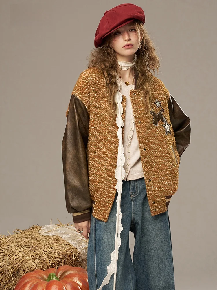 جاكيت بيسبول نسائي فضفاض من جلد البولي يوريثان بتصميم عتيق ومرقع بلون بابونج لاتيه، مريح وعصري بياقة على شكل V وأكمام طويلة.