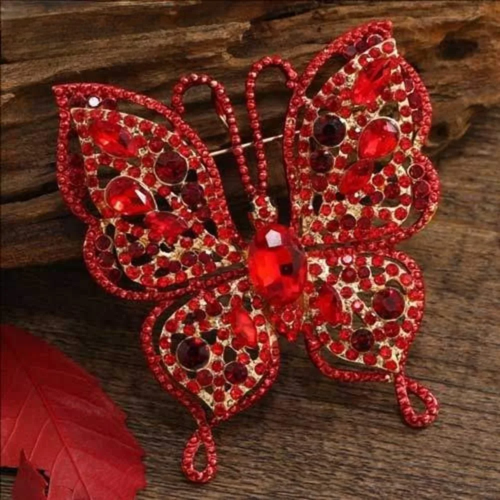 Vintage prachtige dames- en herenmode, eenvoudige uitgeholde vlinderbroche, creatieve kleurrijke vlinderpins in paleis-barokstijl