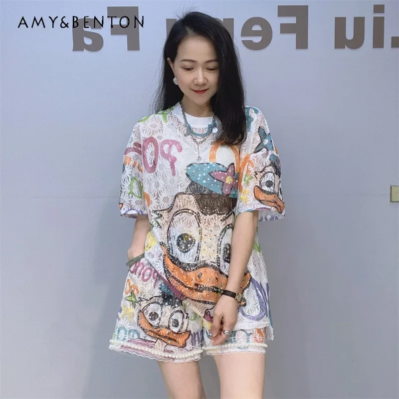 

Летний комплект 2026: футболка с коротким рукавом и вырезами, шорты, женский повседневный костюм с бриллиантовой отделкой, комплект из двух предметов