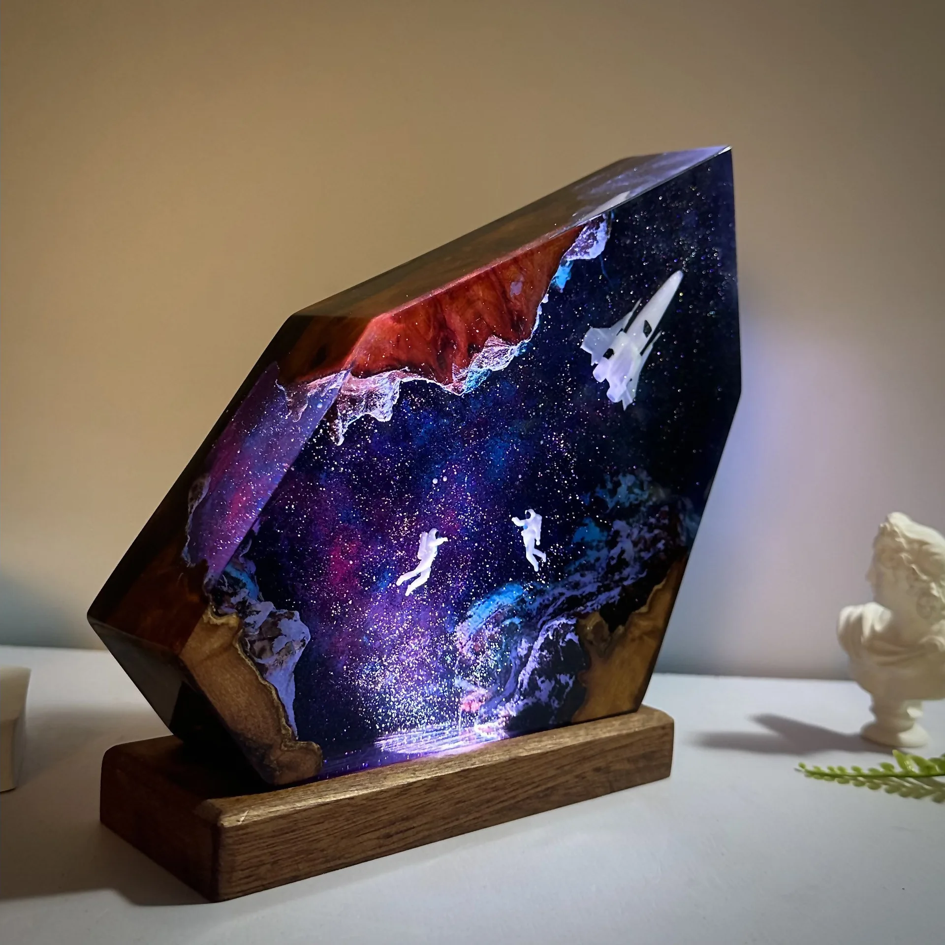 Luce notturna in resina interstellare con luce artistica in legno e resina per astronauta