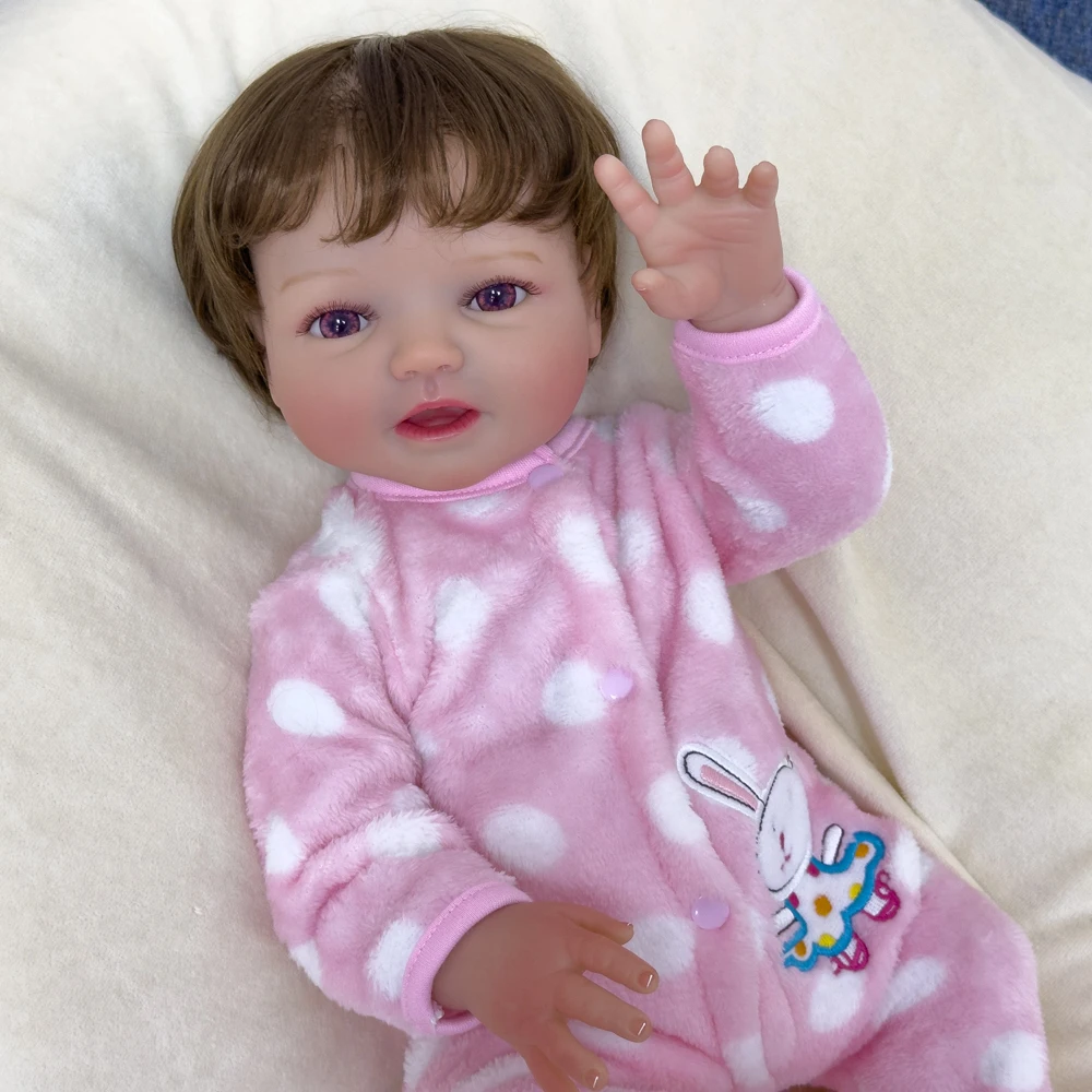 دمية أطفال من الفينيل ريبورن مقاس 18 بوصة، زي وردي قطيفة، تعبير لطيف، عيون رائعة، جسم قابل للتمرين، شعر متجذر يدويًا، صندوق ألوان
