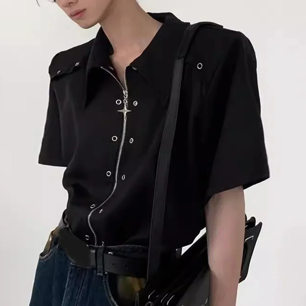 Camisas de manga corta con hombreras y hebilla de metal deconstruidas para hombre Tops de moda