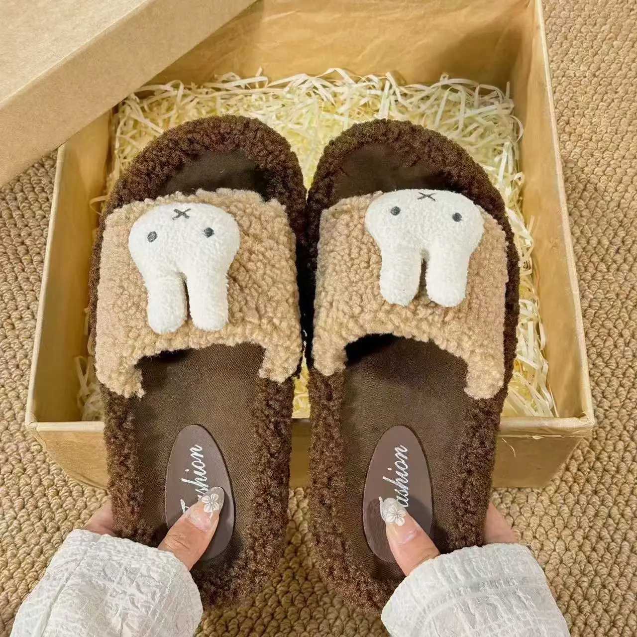 Pantoufles en peluche Miffy pour femmes, lapin de dessin animé mignon, diapositives chaudes et douces pour dames, pantoufles de chambre confortables et floues pour l'hiver