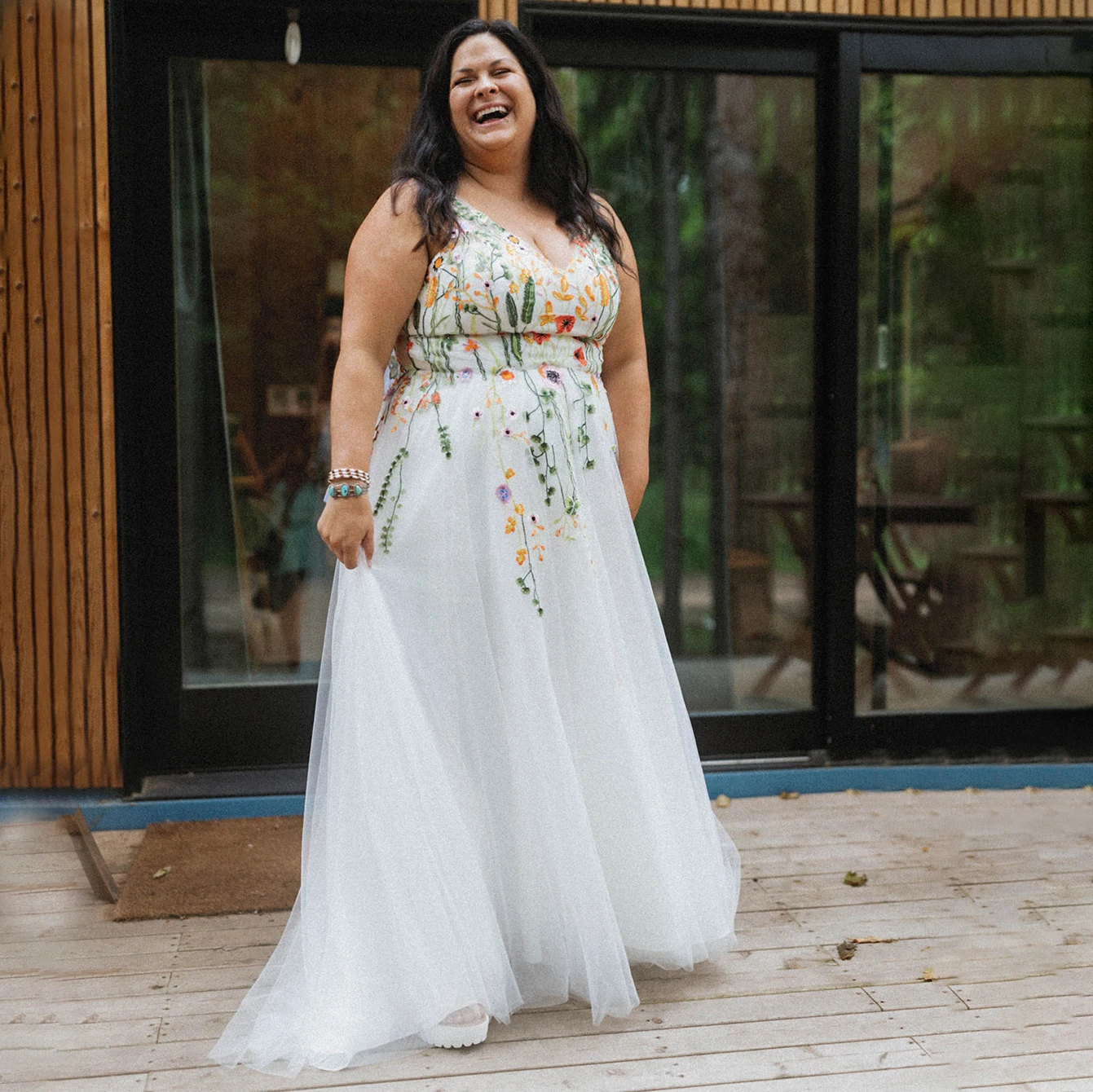 刺繍カラフルなブライダルドレスノースリーブ V ネックオープンバックブラシトレイン特大カスタマイズされた私奔結婚式の花のドレス