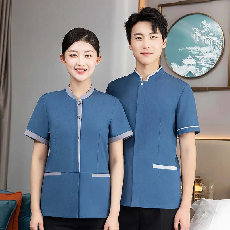 

Летняя рабочая униформа с короткими рукавами для персонала по уборке в отелях, гостевых домах, управляющих компаниях и отделах по продаже недвижимости.