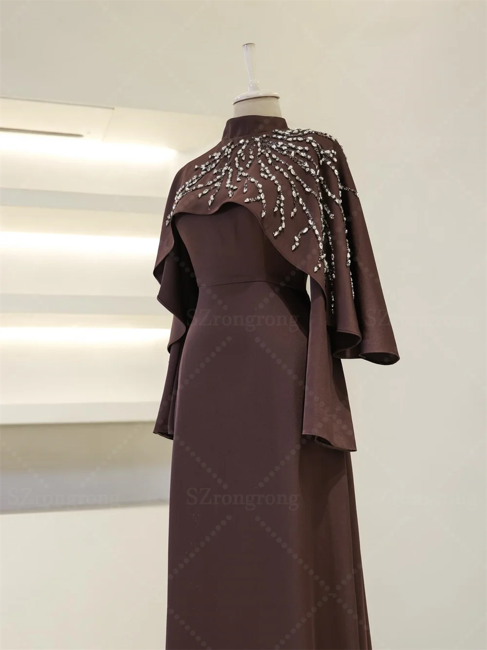 Maßgeschneidertes Glitzer-Abendkleid aus Jersey mit Stehkragen und langen Ärmeln, Etuikleid, rückenfrei, Pailletten, Spitze, glänzend, Dubai, arabisches Kleid Ajo
