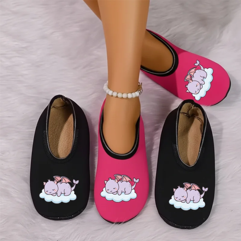 

Четырехсезонные носимые пары с мультяшным птичьим принтом и тонкой бархатной подкладкой, дышащие, высокоэластичные, противоскользящие тапочки для пола.