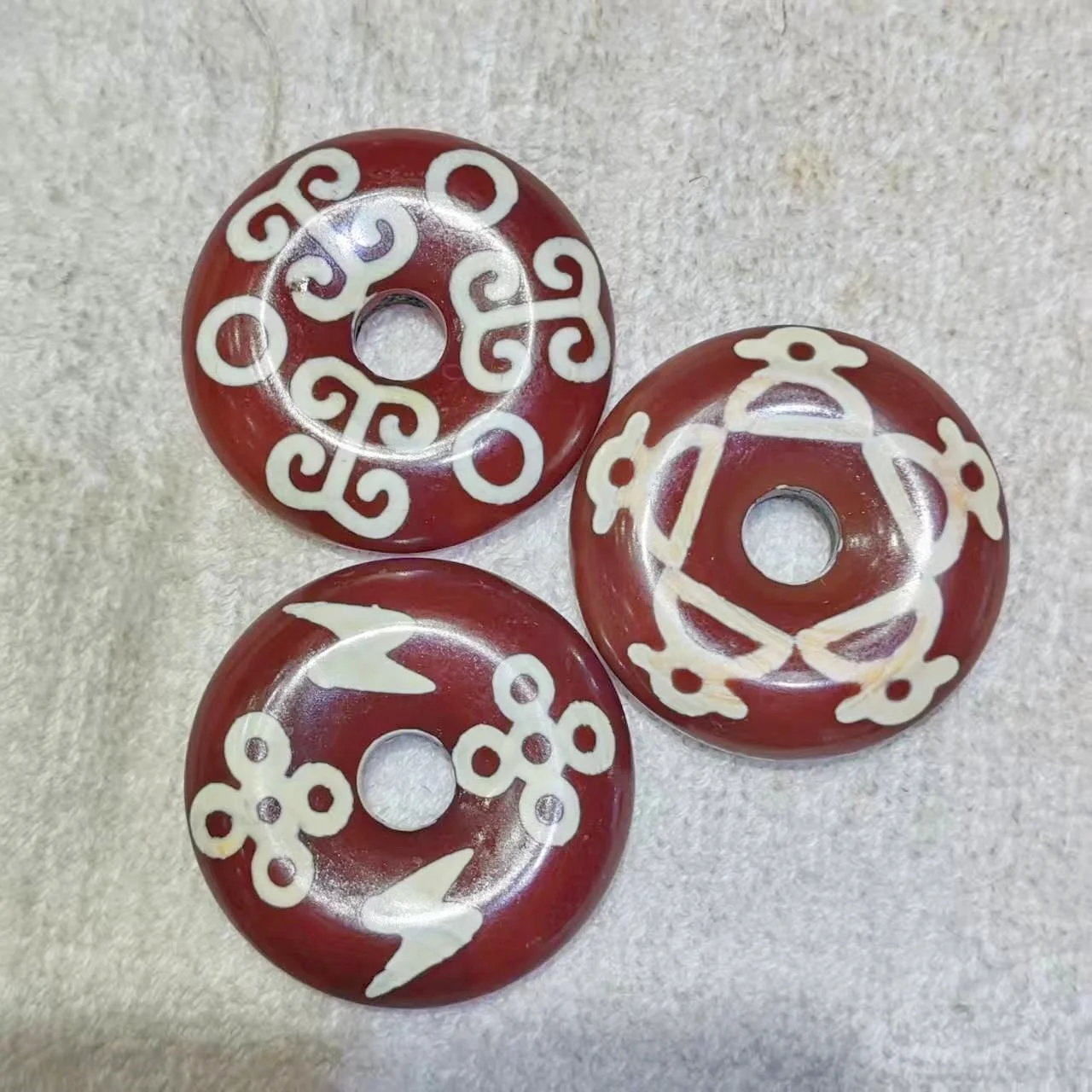 

1pcs Tibetan red meat large-sized safety buckle bead agate sky bead necklace pendant DIY accessory Dzi