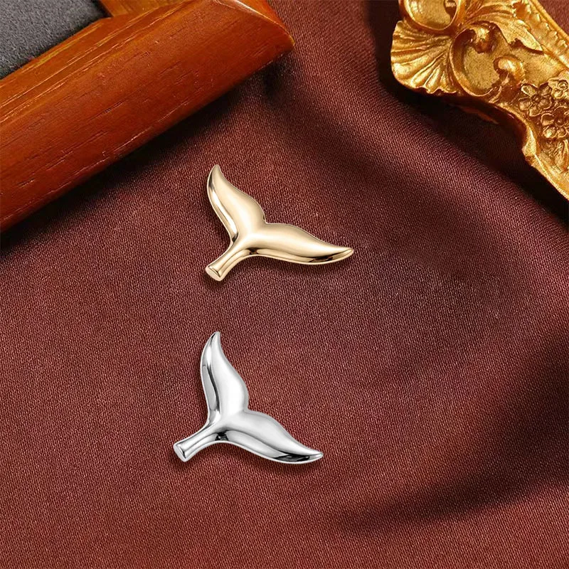 New personalized, fashionable, simple clothing and versatile accessories, with a design sense of ocean style whale tail brooch
