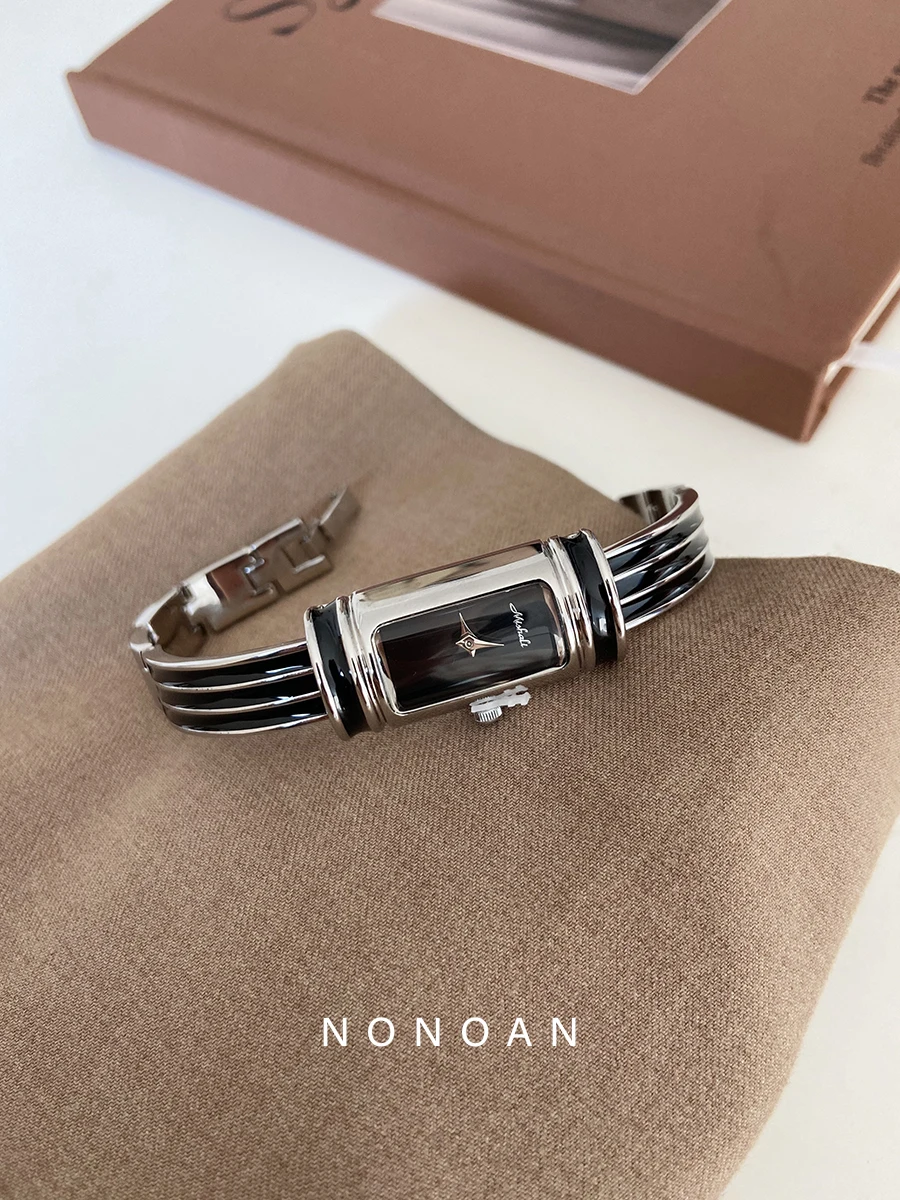 

Bucket-shaped bracelet watch retro design, fashionable women's wristwatch, light luxury quartz watch, a birthday gift for women.