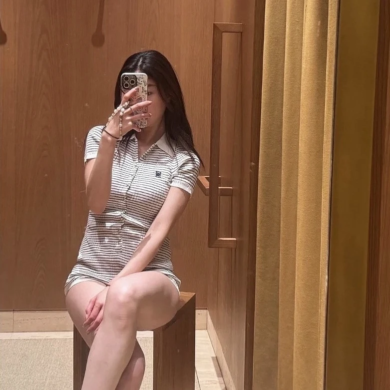 

2025 женский новый полосатый комбинезон с трикотажными лацканами и контрастным цветовым дизайном, модный комбинезон