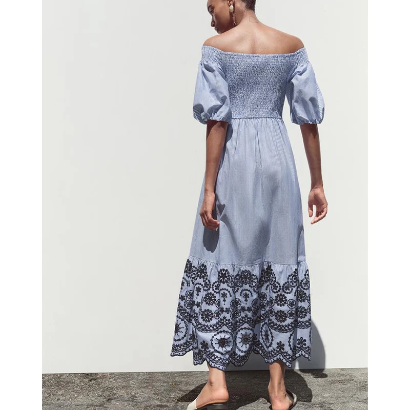 Letnia damska sukienka midi z wzorem uli pszczelich, elastycznym sznurkiem, haftowanymi paskami, odkrytymi ramionami, prostym kołnierzykiem i bufiastymi rękawami.