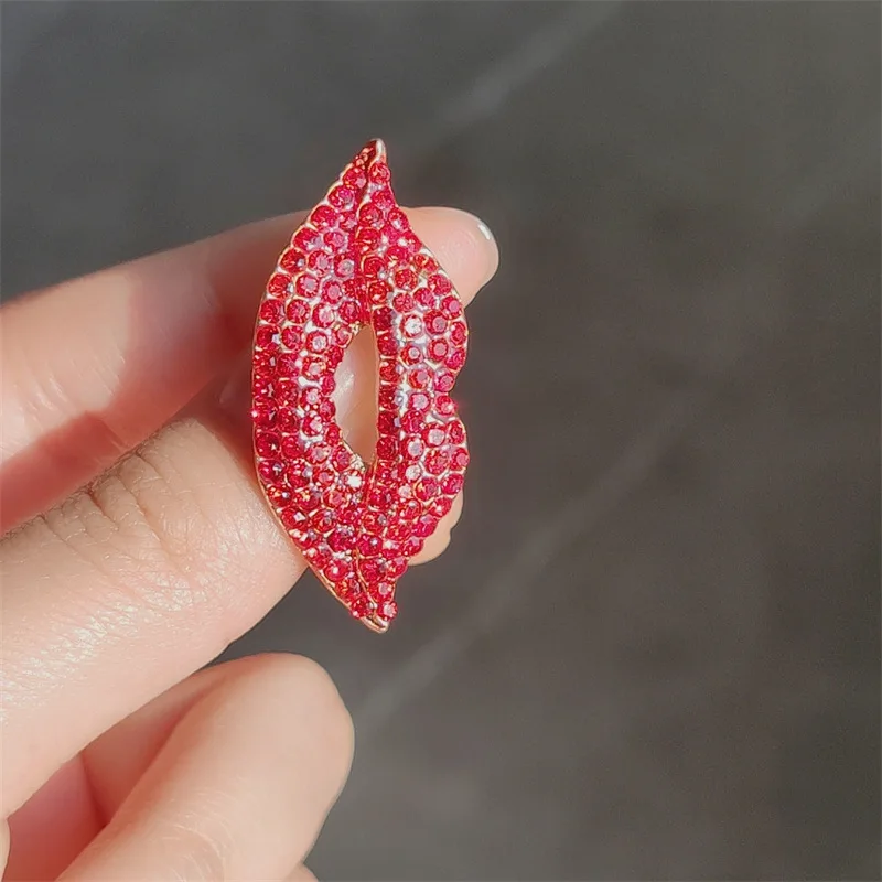 Fashion Red Lips Full of Rhinestone Brooches for Women Creative Crystal Sexy Mouth Pins Party Wedding Jewelry Accessories Gift