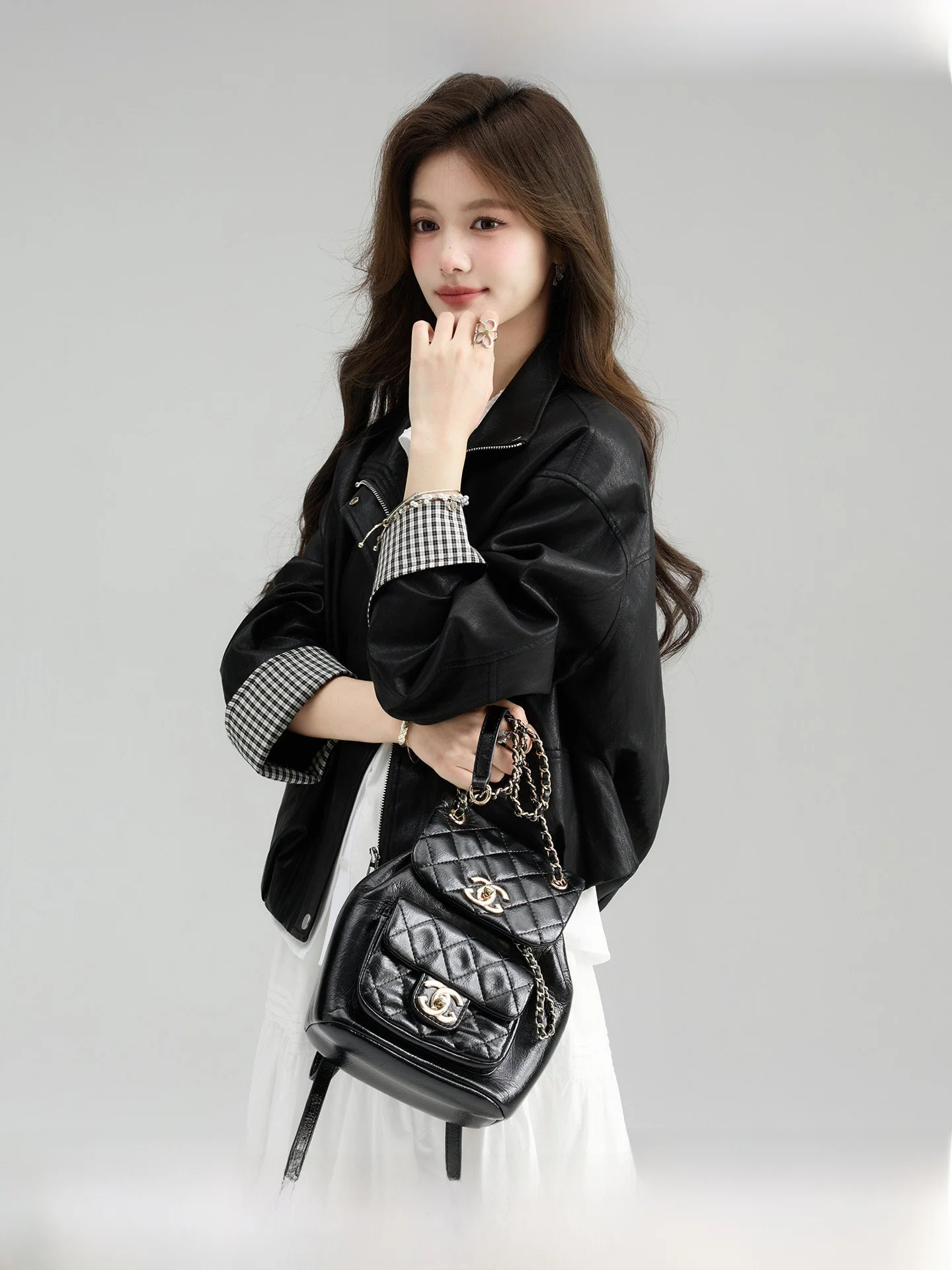 

Sweet And Cool Sle ort Bla Leather Jaet for Women Spring 2026 New Arrival Sve Zipper Design Straight Tube pe