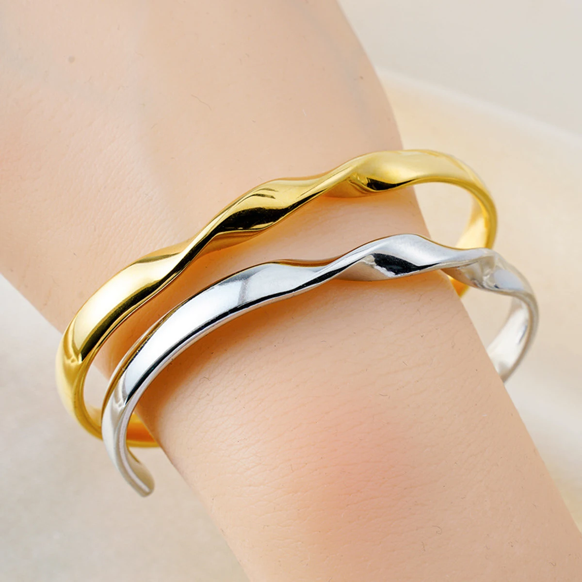 1pc Mobius Strip Titanium Steel Bangle 18K Gold Plated Simple Ins Style Couple Bracelet Jewelry Gift