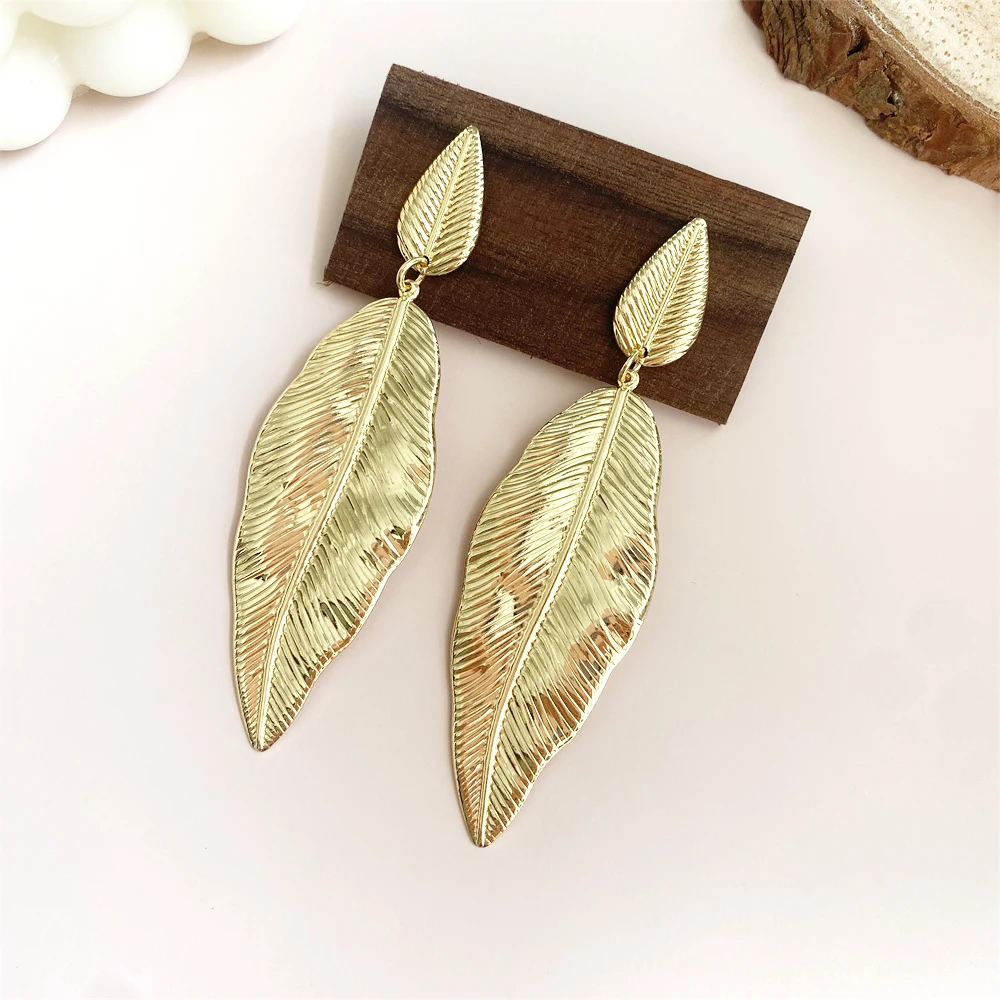 

Personality Creativity Geometry Metal Leaf Large Women Earrings Fashion Luxury Alloy Piercing Ear Stud Women Jewelry Accessories