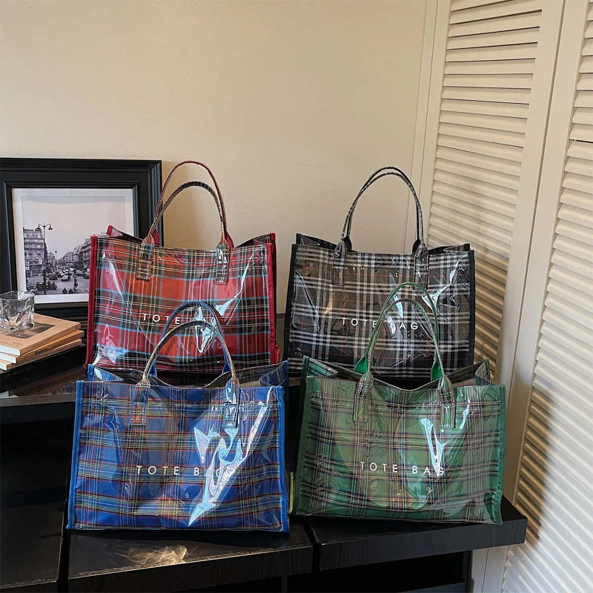 

Модная сумка через плечо с прозрачным покрытием из ПВХ, с буквенным дизайном, легкая, вместительная, с магнитной застежкой, для повседневного использования. ﻿ ﻿