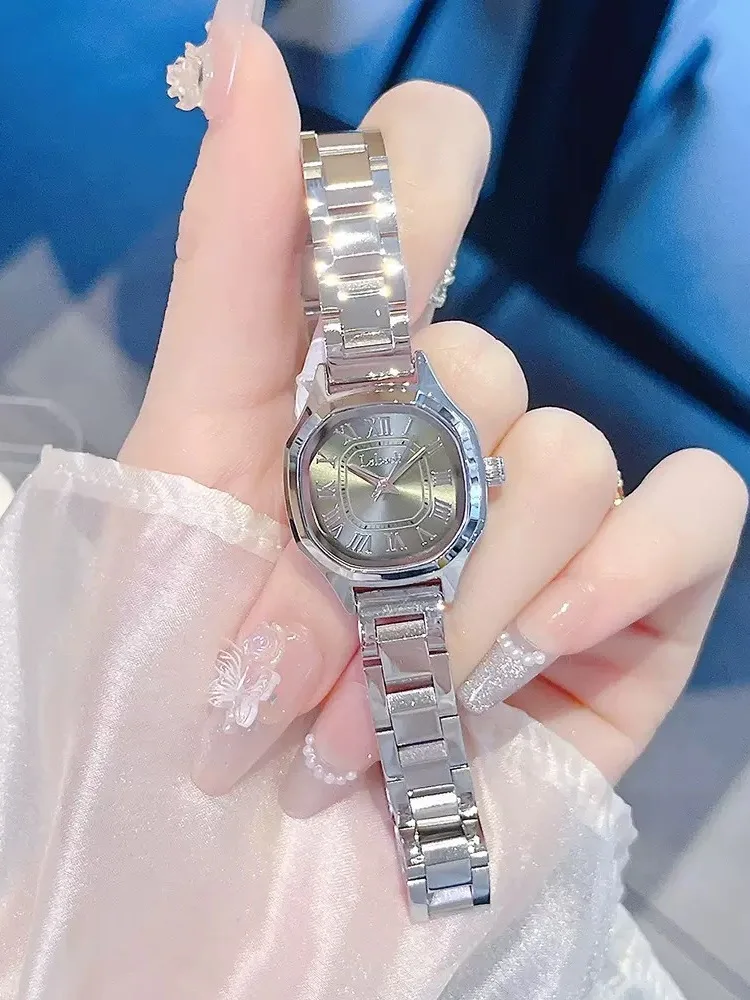 New Minimalist And Elegant Women'S Quartz WatchA Fashionable Quartz WristwatchA Perfect Gift For Women.  A Small Women'S Watch.