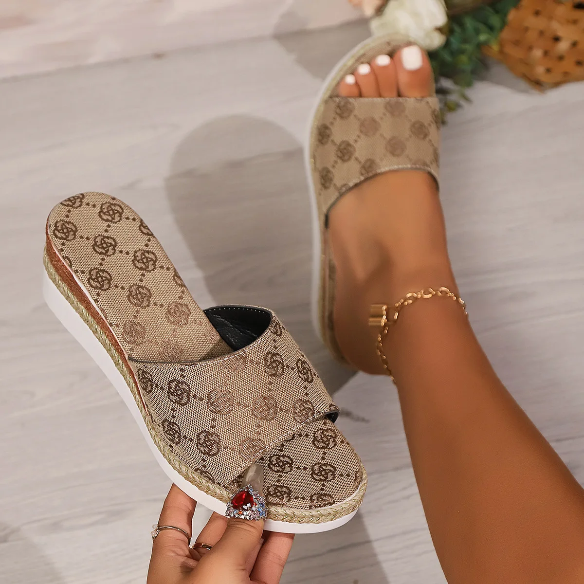 

The 2025 summer new fashion large-sized slope and fashionable stone-patterned fish-spout slippers
