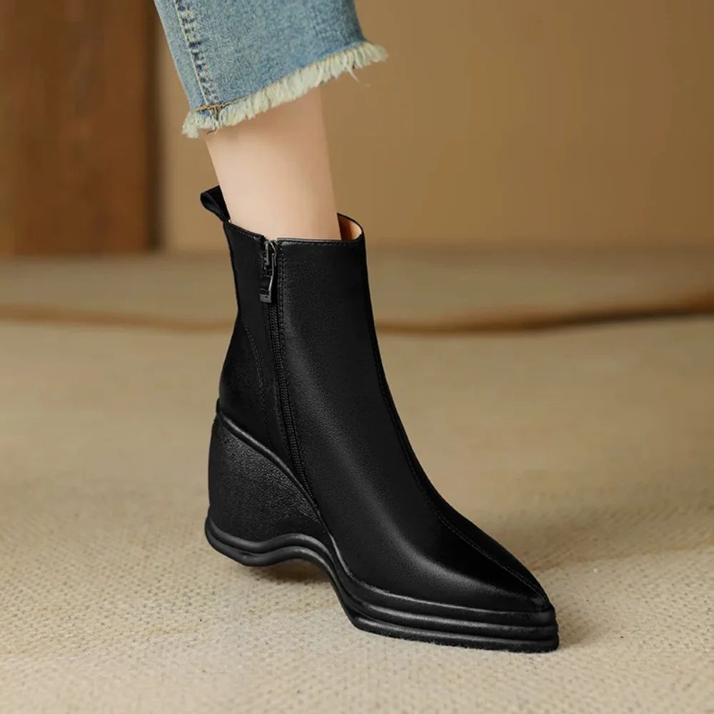 2024 Winter New Soft Leather Pointed Fashion Women's Short Boots with Side Zipper, Slope Heel, and Western Style Middle Tube