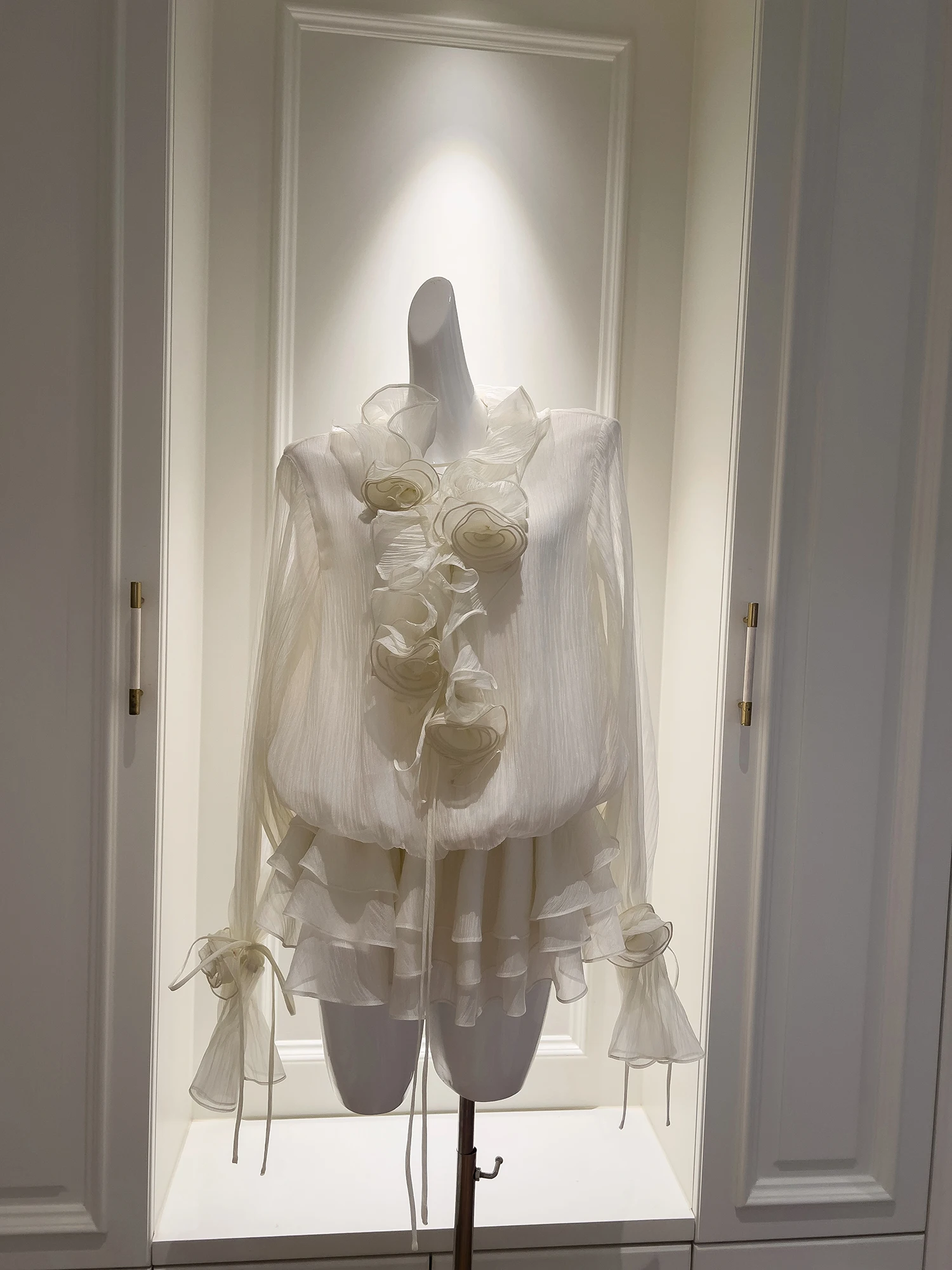 فستان أنيق أبيض بأكمام فانوس للعطلات، تصميم كلاسيكي يضفي أجواء ساحرة، حواف على شكل ورقة اللوتس، فستان قصير بقصة A