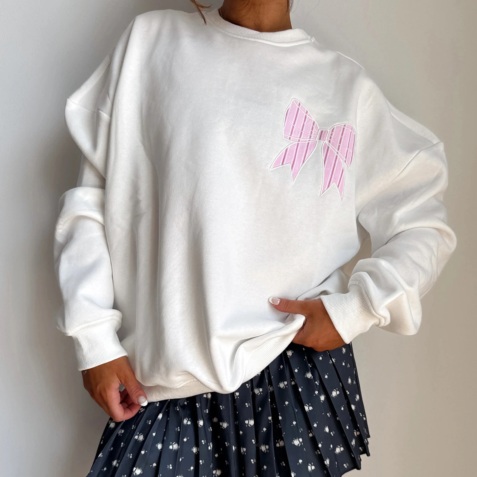 Street chic damessweatshirt met strikprint, herfst/winter, stijlvolle trui met strik, geborduurde ronde hals en lange mouwen, losse pasvorm