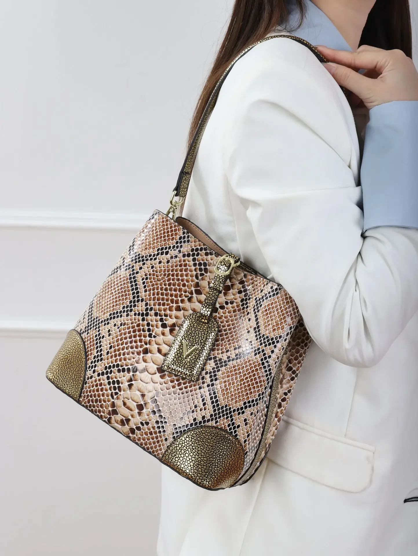 

Advanced leather snake patterned bucket for women's new light luxury niche handheld shoulder crossbody bag