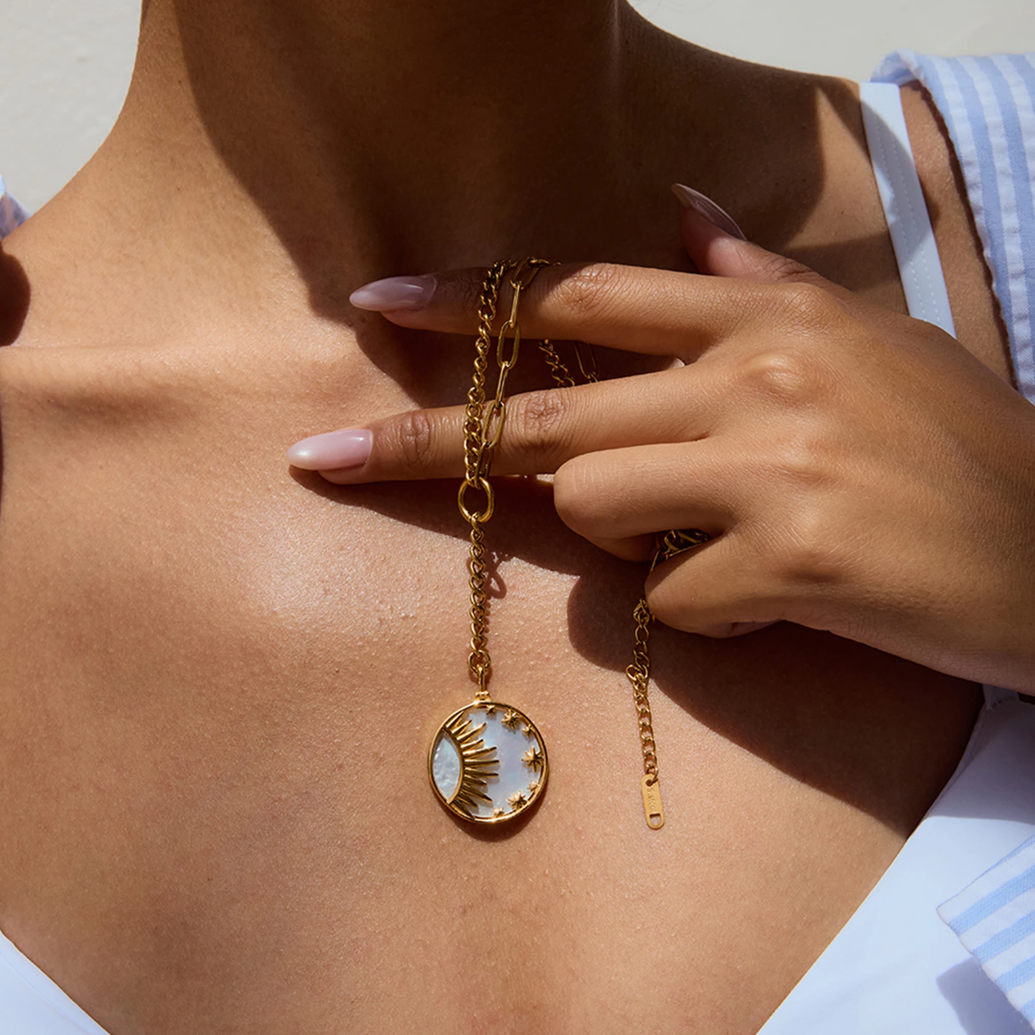 

AIKOER Simple Classic 18K Gold Color Plated Stainless Steel Round Shell Sun Star Mother of Shell Pendant Necklace Y-shaped Chain