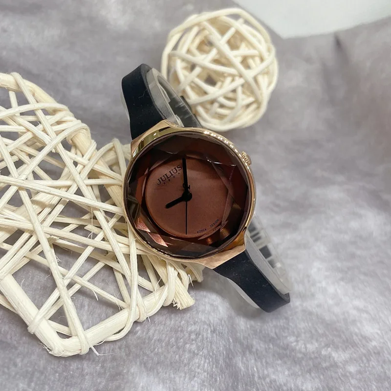 정교한 여성용 손목시계, 레트로 캔디 컬러의 고급스럽고 세련된 여성용 시계, 트렌디한 여성용 시계.