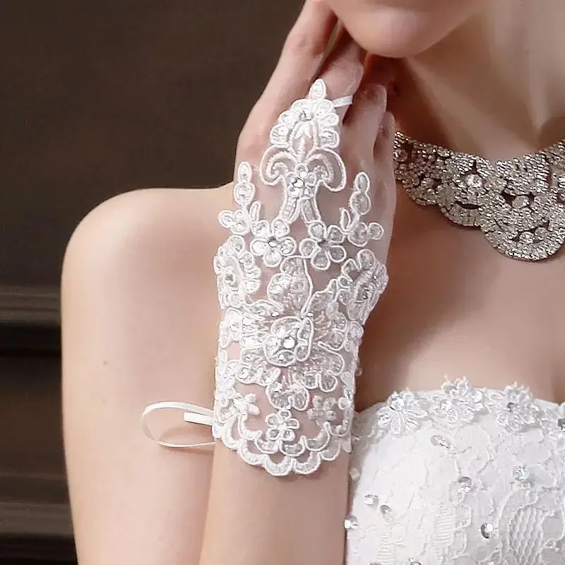 

New Arrival Ivory Bride gloves Lace Appliques Beaded Cheap lace Sexy Wedding accessories Novia Bridal