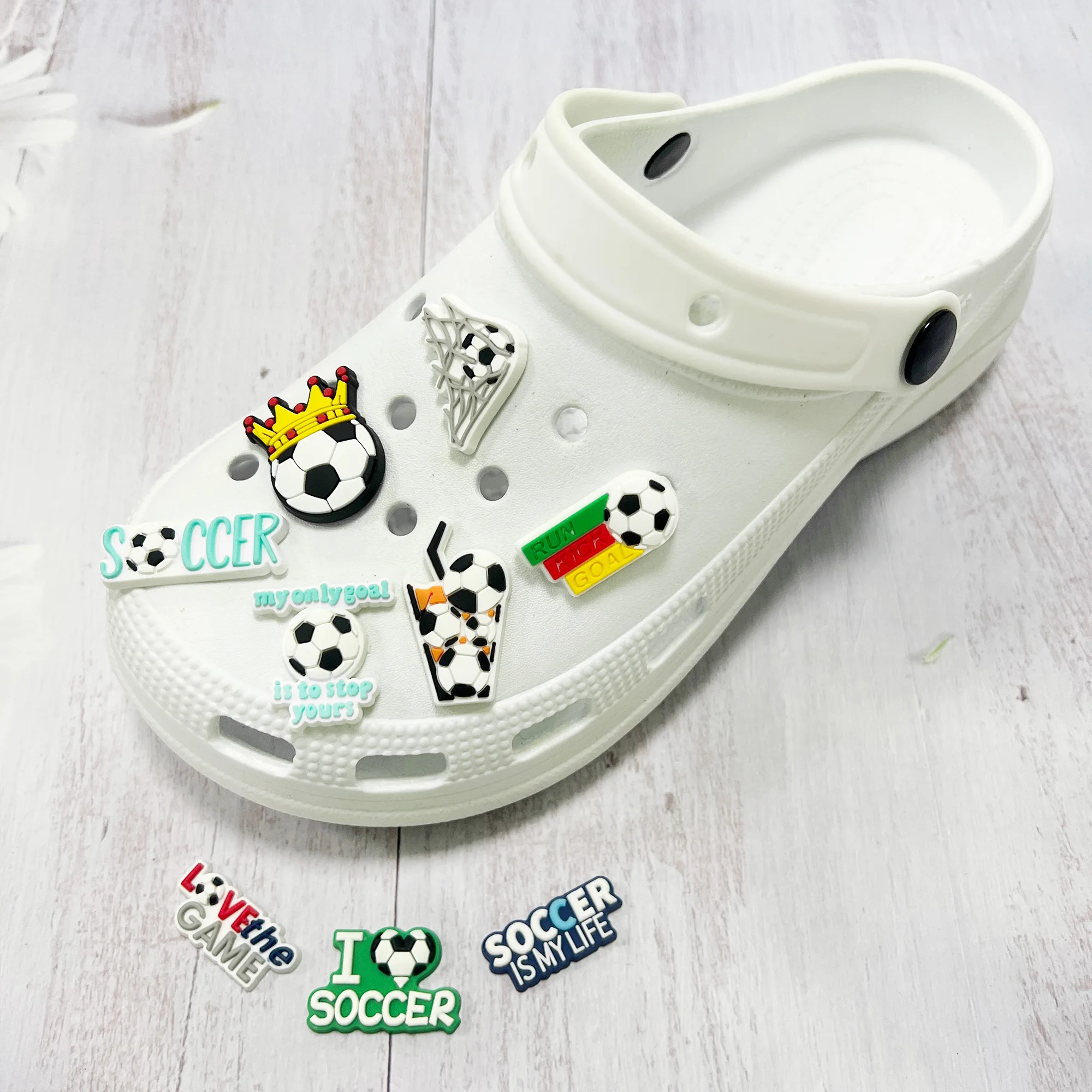 1-9Pcs Sport Serie Fußball Run Kick Goal PVC Garten Schuh Zubehör Schuhe Charms Sandalen Ornament Für Jungen mädchen Party Präsentieren