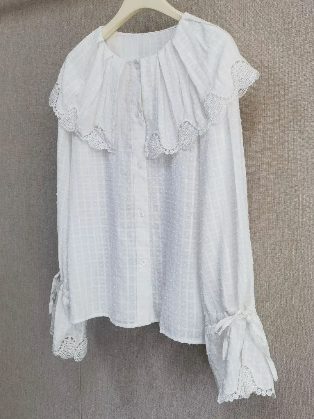 

Ele Ladylike Embroidered irt with Bell Sves And Tie Waist for Women DBNY Cotton Long Sve Loose Fit irt