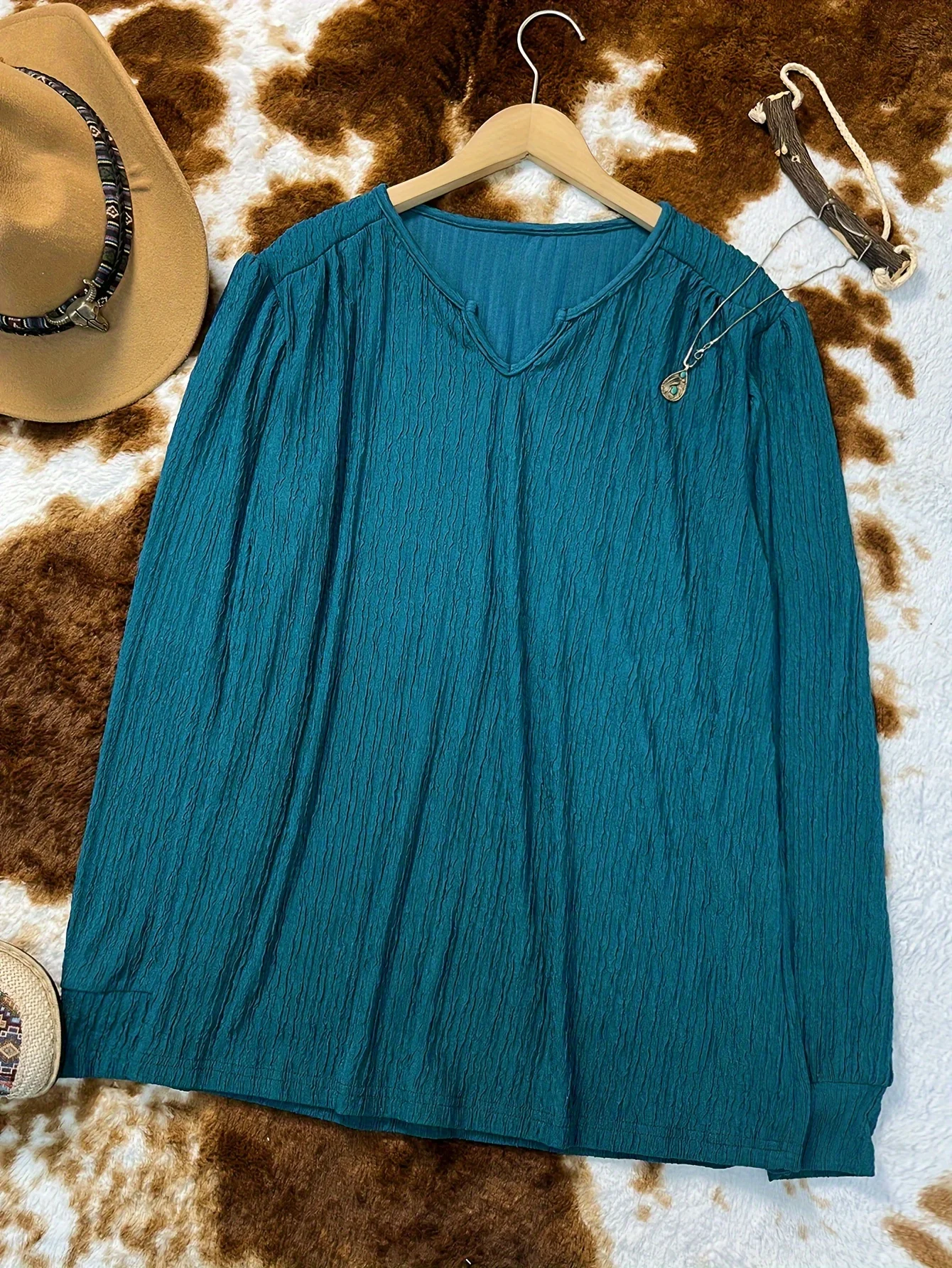 Camisa elegante de manga larga con cuello en V y ribete de volantes con textura de corteza nueva a la moda