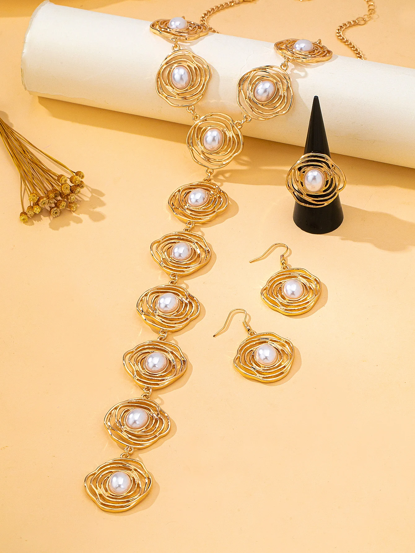 Damen-Schmuckset mit goldfarbenen, spiralförmigen Blumen und Perlen, mehrschichtige, drahtumwickelte lange Halskette, Hängeohrringe, Ring, Vintage-Party, auffälliger, dekorativer Schmuck. – Detail 4