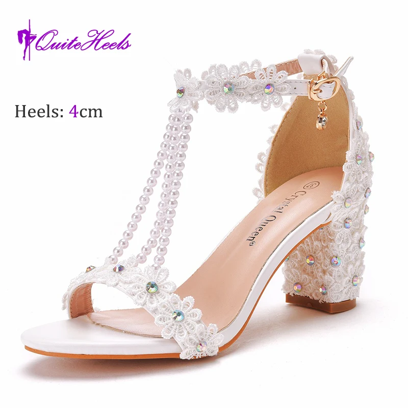 

Новый стиль, пикантные белые женские сандалии с жемчугом и бисером, летняя повседневная обувь на высоком квадратном каблуке с открытым носком, пикантная стильная обувь