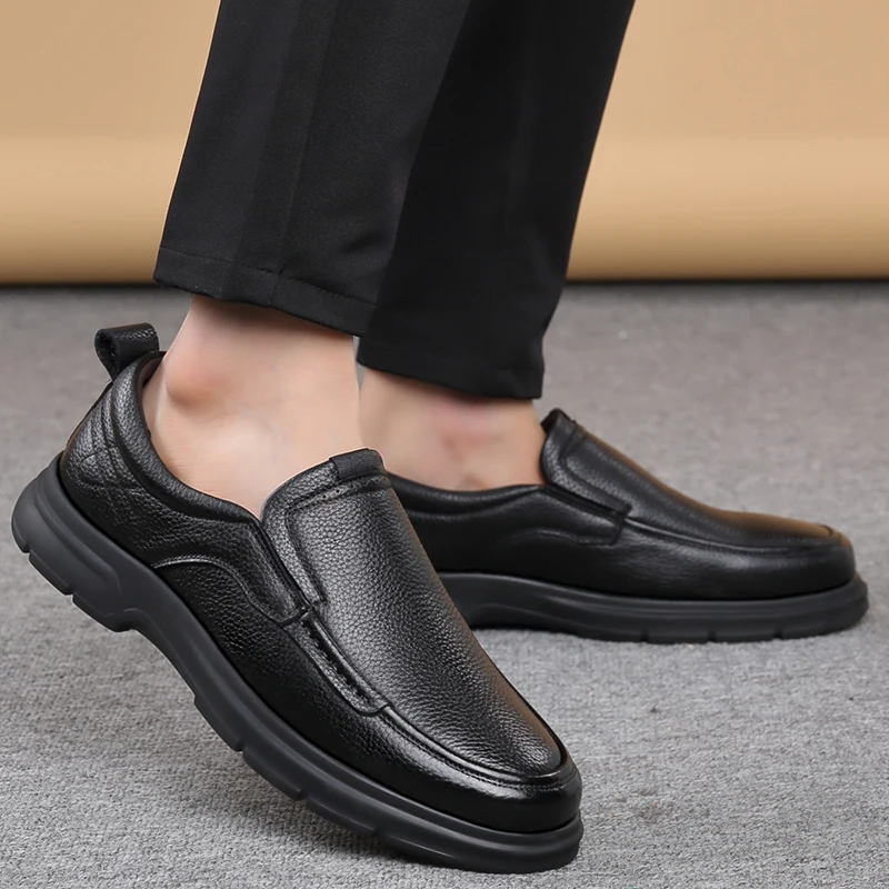 Men Comfortable Soft Leather Shoes Slip-On Bean Shoes Simple Design Round Toe Rubber Sole Low Heel Casual Style Suitable