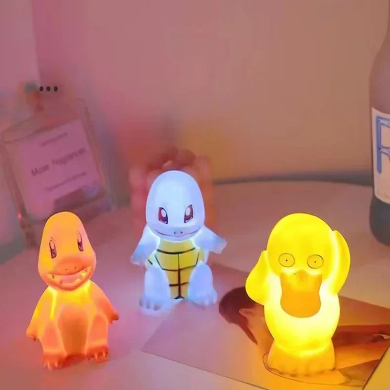 Pokemon Pikachu gece lambası parlayan Anime figürleri oyuncak Pokemon Pikachu sevimli başucu Led lamba Kawaii çocuk doğum günü hediyesi kız