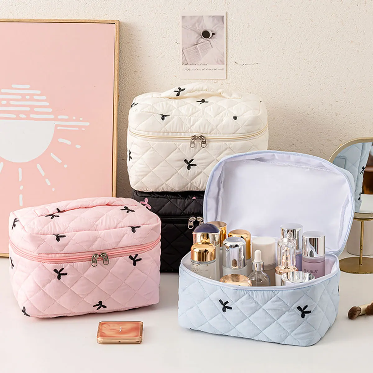 4個入り、リボン刺繍のキルティング加工コスメティックバッグセット。韓国風で持ち運びやすいトラベル用トイレタリーバッグ。女性向けのメイクアップ収納ポーチ。 1