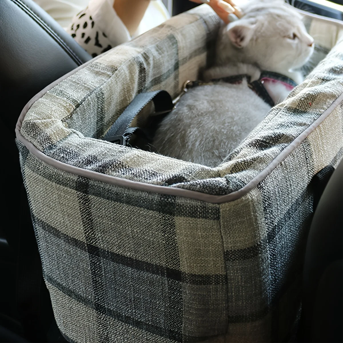 

Removable pet car booster seat, fits vehicle middle console, works well for pups and kitties, perfect for outdoor journeys