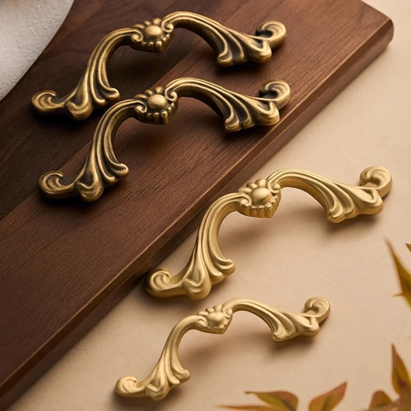 

Ручка ящика шкафа, фурнитура из твердой латуни, французский свет, роскошная золотая ручка, европейская ретро-кухонная ручка для шкафа, ручка для шкафа