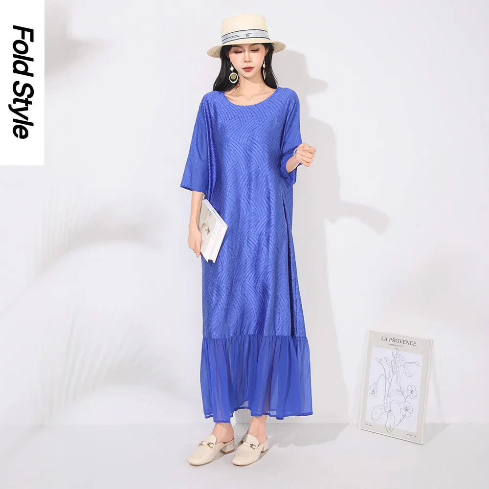 

Высококачественное темпераментное плиссированное платье 2025 года, свободный и тонкий пуловер с круглым вырезом и тиснением для тяжелой промышленности, однотонная тонкая юбка