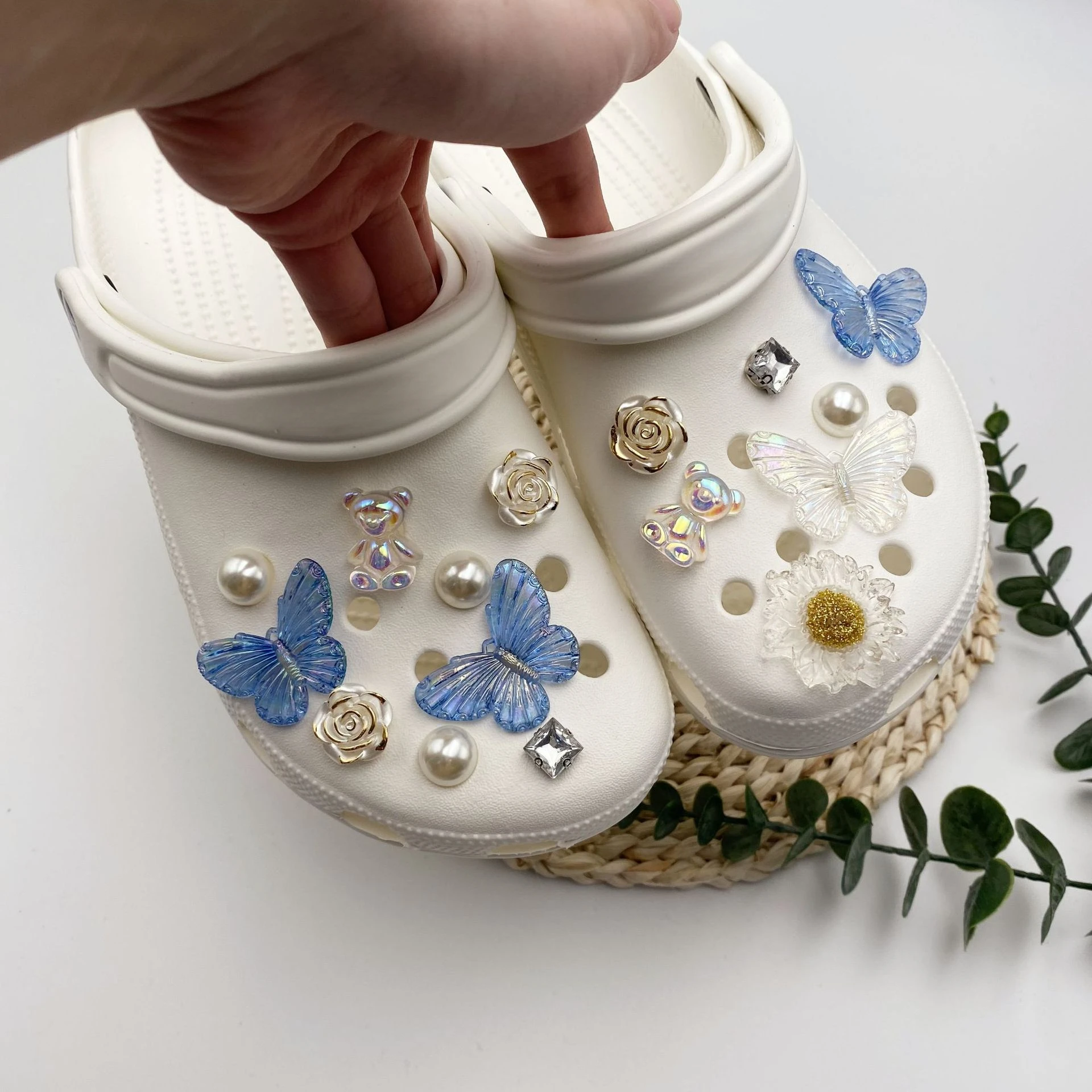 16 buah jimat sepatu DIY berlian mutiara kupu-kupu dapat dilepas dekorasi gesper untuk lubang sepatu pesona aksesoris anak perempuan hadiah pesta