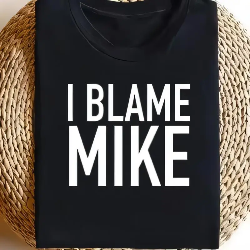 T-shirt en coton noir avec un motif humoristique : « Je mets la faute sur Mike », texte blanc en lettres grosses, confortable, idéal pour les occasions décontractées, les fêtes et les réunions.