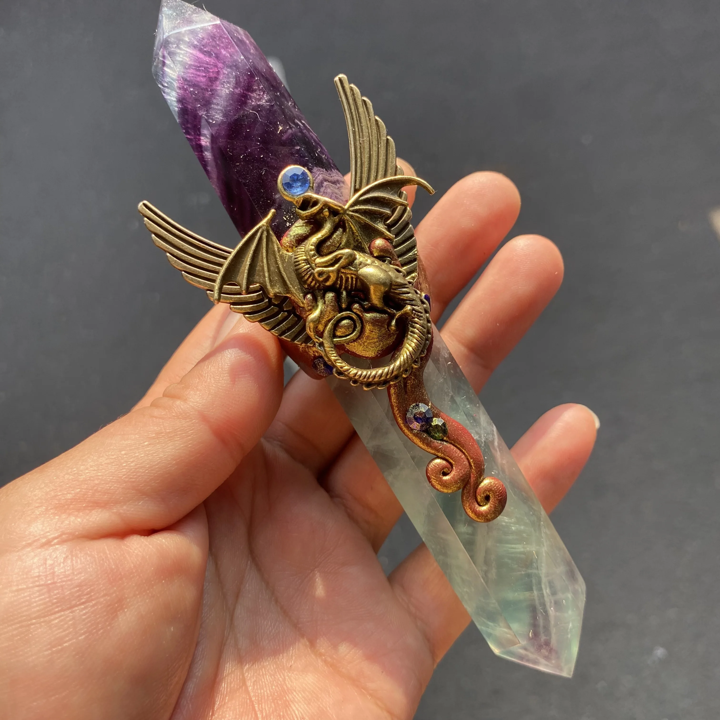 Handmade Alloy Flying Dragon Natural Fluorite Point Magic Wand Healing Ornament For Home Decor