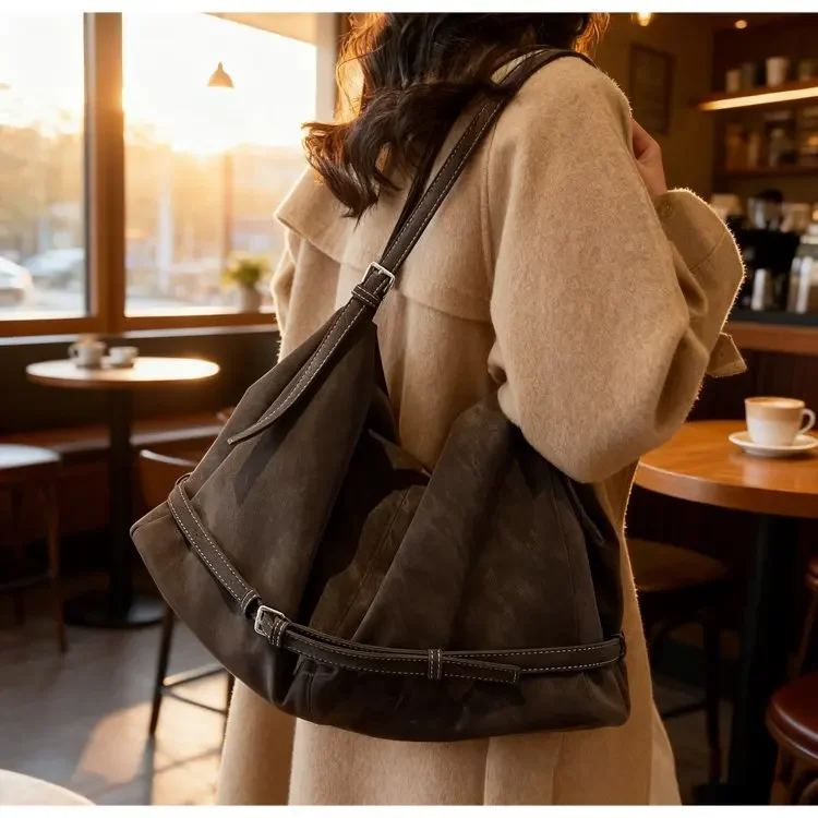 CEEKAY Damen Hobo-Tasche, dunkelbraun, Wildleder-Textur, große Schulterhandtasche, seitliches Schnallendetail, Reißverschluss, für den täglichen Pendelverkehr, lässig – Detail 7