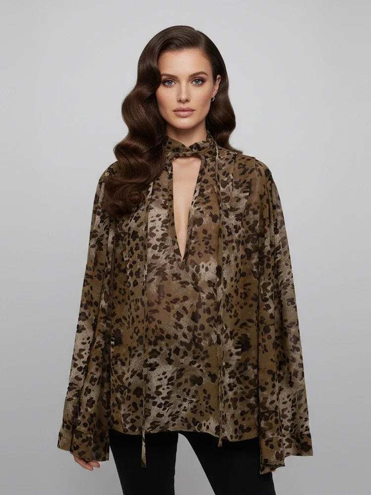 

Ретро-рубашка с леопардовым принтом, свободного кроя, женская, модная, с V-образным вырезом, воротником-шарфом, расклешенными рукавами, укороченная блузка, весна 2026, женская, в стиле Highstreet
