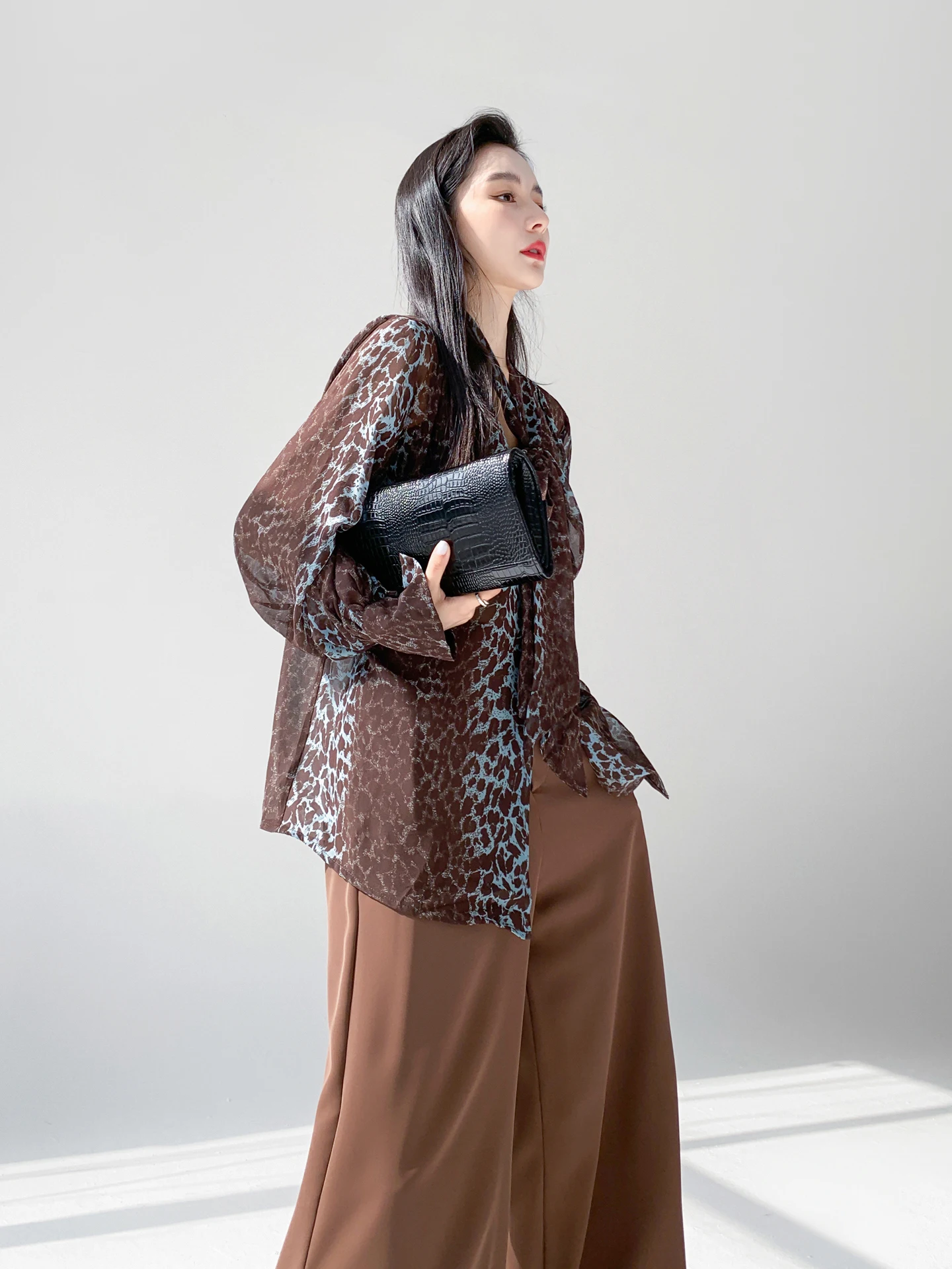 

Aksaya High-End Hong Kong Sle Leopard Print irt Thin Silk Scarf Collar Long Sve Women's Spring New Loose Fit Breathabl...