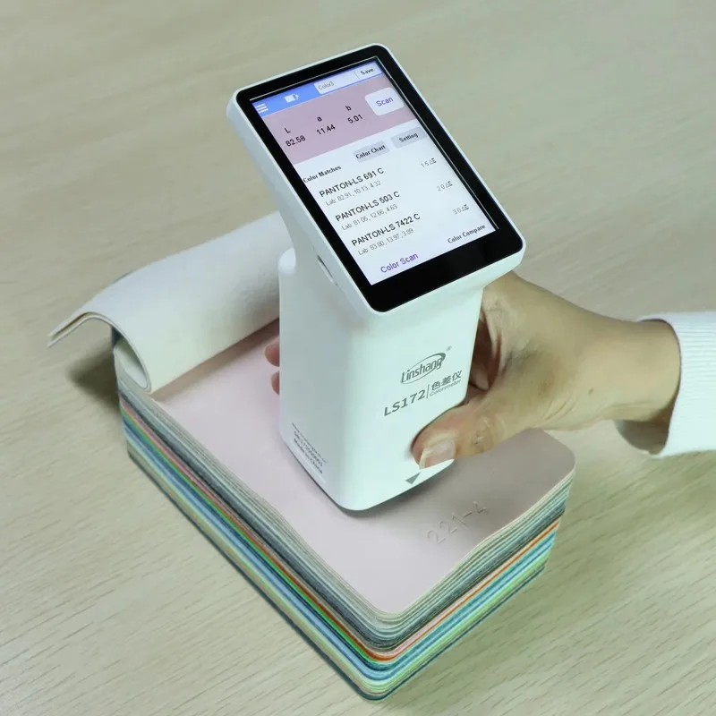 يستخدم محلل الألوان الذكي بشاشة اللمس LS172 لقياس الألوان لطلاء الطلاء البلاستيكي السيراميكي