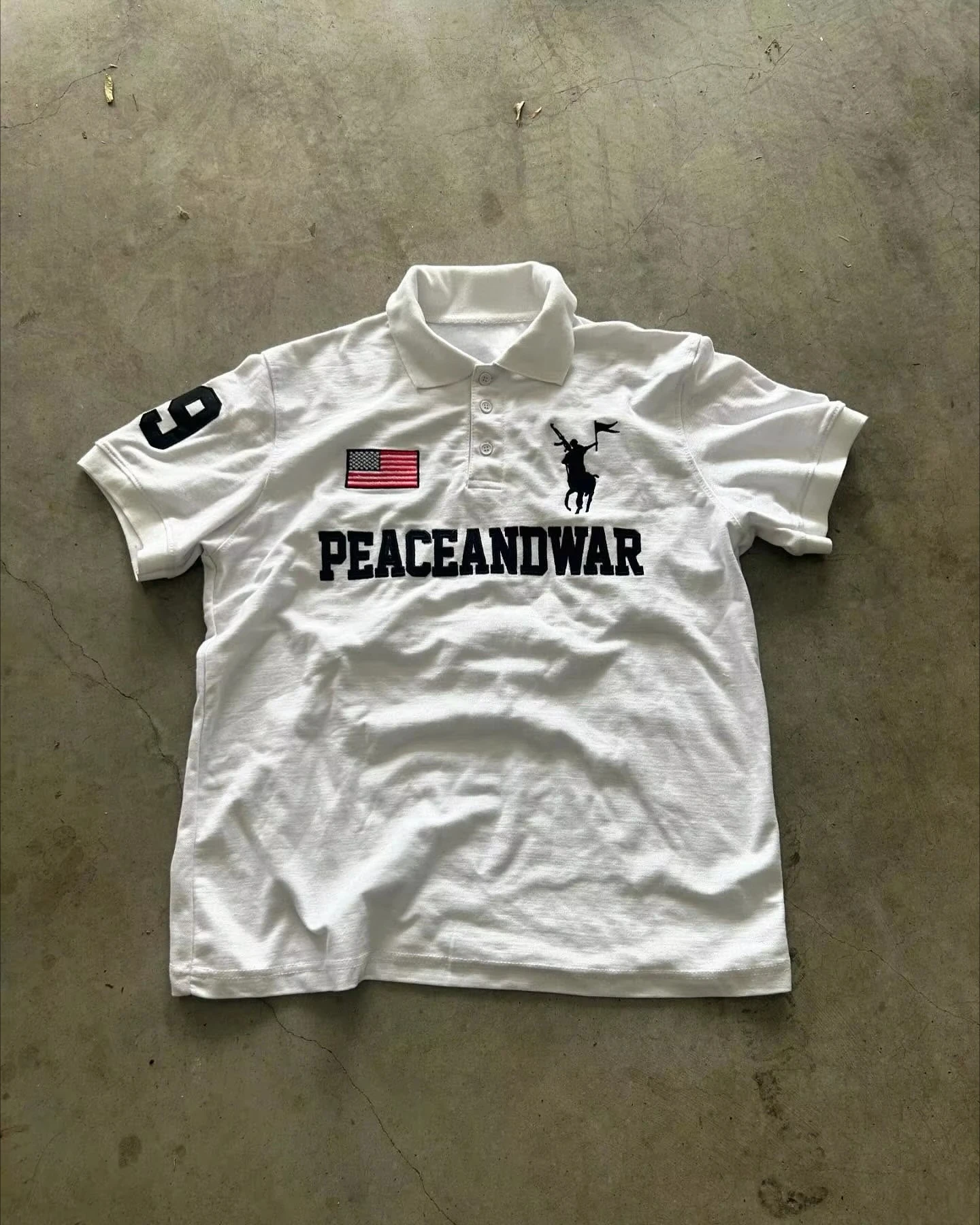 Hip-Hop Herrenkleidung Peace-Flagge Amerika Retro Polo-Shirt Y2k Streetwear Buchstaben-Stickerei Kragen-Shirt Lässiges Kurzarm-Trikot